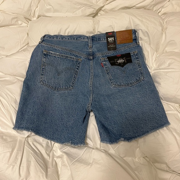 BNWT Levi’s Premium 501 Mid Thigh Sorts Size 32 - Picture 4 of 4